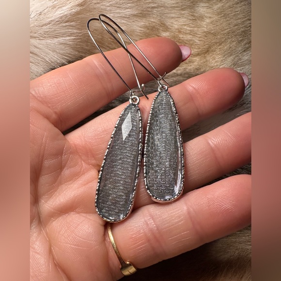 NWT Bijou Silver Tone Diamond Cut Teardrop Resin Dangle Earrings - Picture 5 of 6